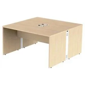 Plataforma de trabalho dupla com régua de tomada.