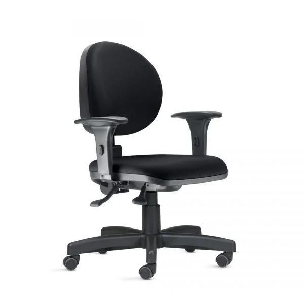 Cadeira para escritório com função ergonômica, com braços reguláveis.
